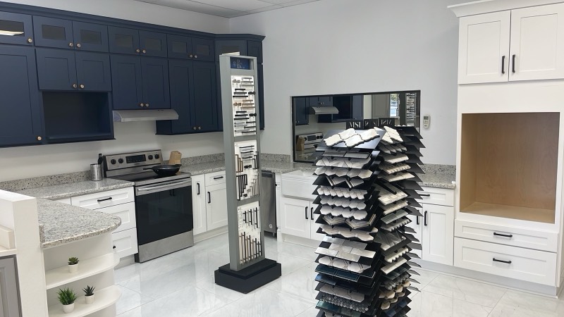 Interior del showroom de Cabinet Bazaar en San Antonio con cocinas de exhibición y muestras de piedra