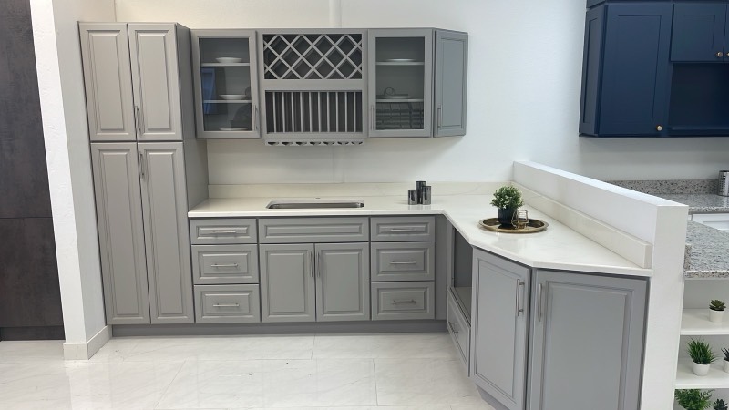 Cocina de exhibición gris con cava en el showroom para contratistas de Cabinet Bazaar en San Antonio