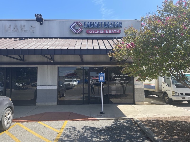 Tienda Cabinet Bazaar Kitchen & Bath en 5601 Bandera Rd, Suite 100, San Antonio, TX
