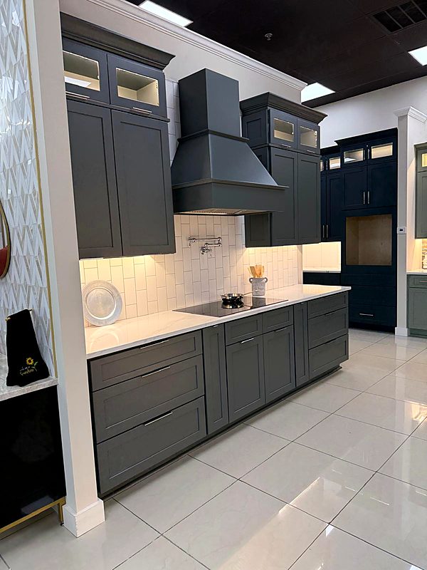 Cocina Shaker gris con campana — proyecto para contratista de Cabinet Bazaar