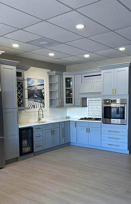 Exhibición de cocina en forma de L en el showroom de Cabinet Bazaar en Bandera Rd, San Antonio