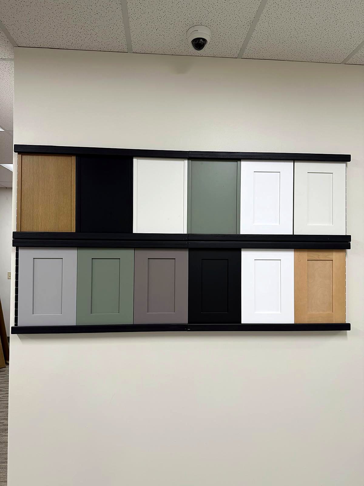 Muestras de colores de gabinetes de cocina en exhibición en el showroom de Cabinet Bazaar en San Antonio